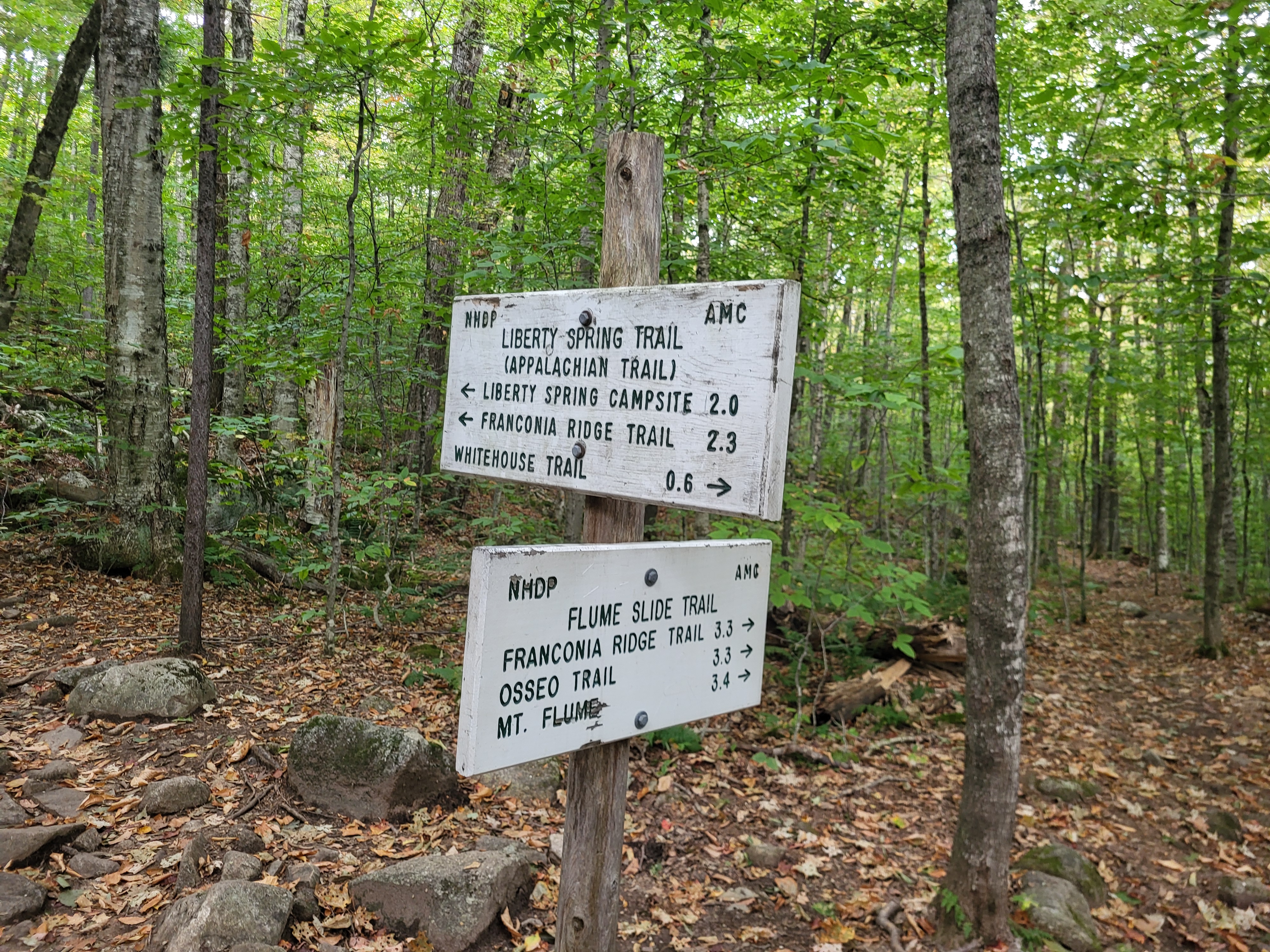 Trail sign indicating where the Flume Slide Trail leaves Liberty Springs Trail